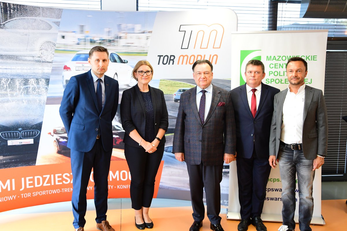 StruzikAdam's tweet image. Umiejętności za kierownicą trzeba doskonalić przez całe życie. Na #TorModlin konferencja o bezpieczeństwie w ruchu drogowym. Pod okiem instruktorów trenowaliśmy bezpieczną jazdę. Mazowieckie #WORDy prowadzą nabór na szkolenia dla młodych i seniorów z technik jazdy