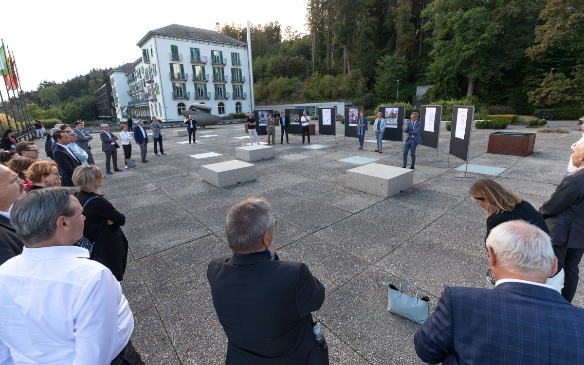 EHSM_Magglingen's tweet photo. Visite prestigieuse à l'Office fédéral du sport: mercredi soir, le comité de direction de l'#OFSPO a accueilli les membres du Conseil des Etats sur la terrasse du bâtiment principal de la Haute école #hefsm à #Macolin. Plus: https://t.co/KoedxiQm3G https://t.co/Sfiw7eaFF9