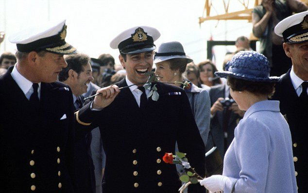 LeBrunJames81's tweet photo. Today in 1982, HMS Invincible returned to Portsmouth following her service in the Falklands War. She had been continuously at sea for 166 days. https://t.co/h3mOVVqizs
