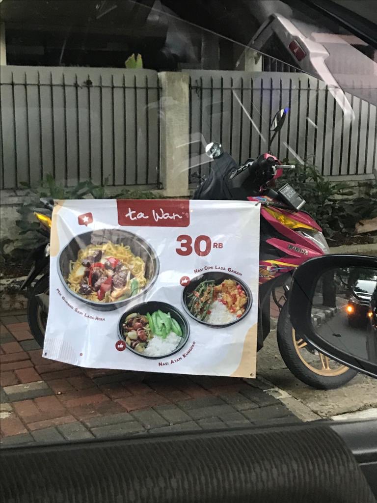 lucywiryono's tweet image. Gue barusan dikirim ini. Tau restoran Ta Wan kan? Sampe jualan di pinggir jalan nih. Jadi bukaaan...gue bukan mengeluhkan usaha sendiri. Tapi semua. Sedih gag lo liat begini?