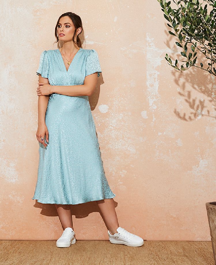 From pretty floral prints to classic stripes, a versatile dress or effortless separates are wardrobe staples, think figure-flattering shapes and timeless prints to catch the last rays of summer. buff.ly/2HaMpFt
 #fennwrightmanson  #summerdresses  #fashionstyle  #OOTD