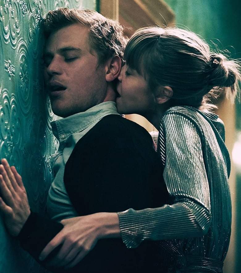 Espero que esto inicie una moda de pósters con señoras empotrando a señores contra la pared y otras imágenes con los roles tradicionales cambiados porque vaya maravilla.