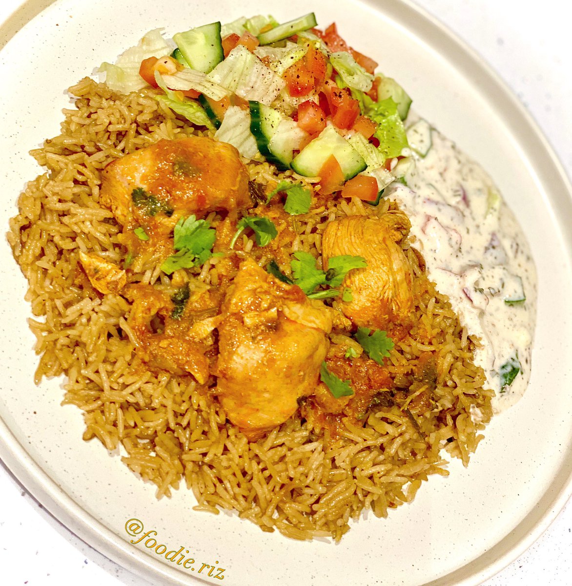 foodierizz's tweet photo. “You don’t need a silver fork to eat good food.”
#chickencurry #chickensalan #chooza #brownrice #channapilau #salad #tomatolettucecucumber #raita #coriander #thaniya #pakistanifood #indianfood #loveoffood #lovecooking #foodie #foodiesofinstagram #foodielife #foodies #foodieriz https://t.co/jgFF0521DI