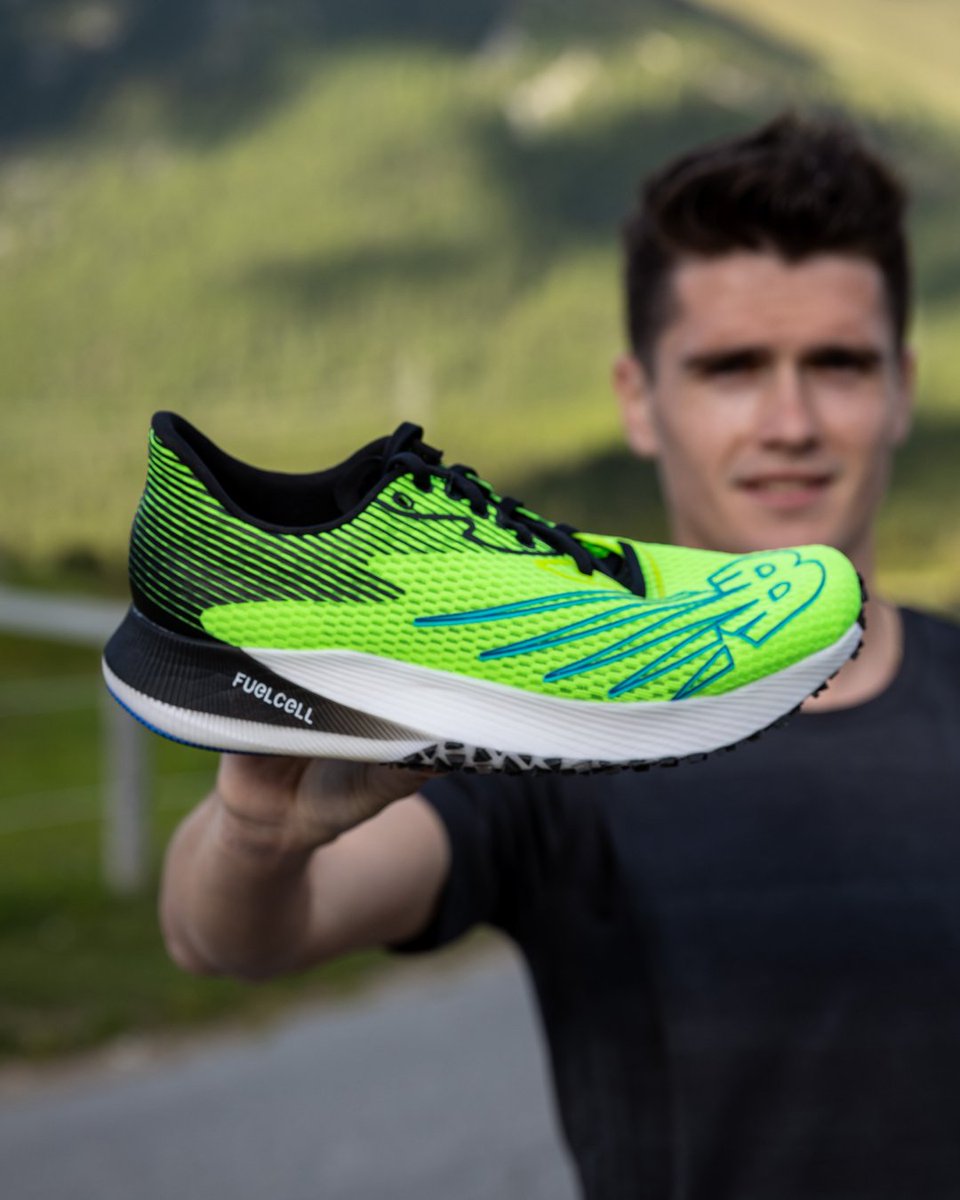 NewBalanceUK's tweet image. This is Callum Hawkins. He’s a 2:08 marathoner. And this is one of his go-to race shoes – FuelCell RC Elite ⠀
⠀
FuelCell RC Elite 
Available in select markets 
@callhawk