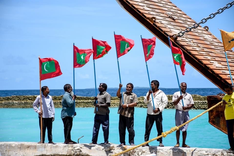 AyyaRiza's tweet photo. Dhivehi thaareeh nudhekeyhai gina masakkaih rajjeyge rahthakugai raes @ibusolih covid19 mi undhagoo haalathugaives ehfaharaa mi sarukaarun ebahinga
އެމްޑީޕީ  ސަރުކާރުގެ  ވައުދުތައް  ރަނުންރަނަށް  ށ.ފޯކަދޫގެ  ބަނދަރު  އަޕްގްރޭޑް  ކުރުންވެސްފެޝުނީ https://t.co/XYkuzXuPR1 https://t.co/RTIQXkx5e6