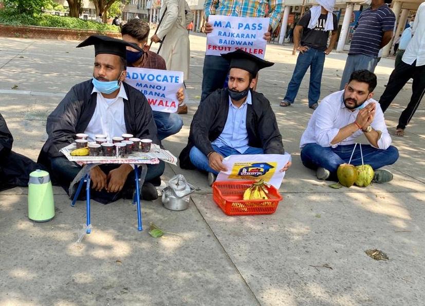 LubanaManoj's tweet photo. Today along with NSUI PU members held a symbolic protest at sector-17 market plaza to mark the birthday of Narendra Modi as National Unemployment Day. Youth today is completely hopeless due to the economic mismanagement by the government. @INCIndia #NationalUnemploymentDay https://t.co/sRTAhQgedZ