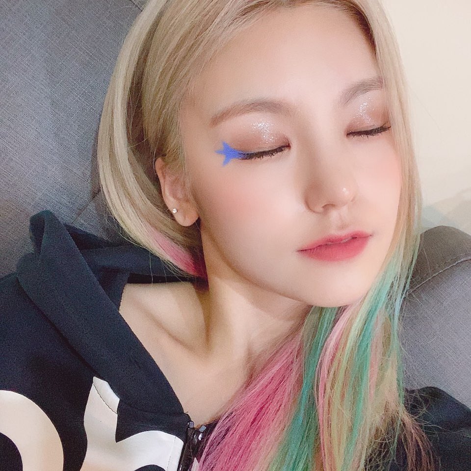ChaeBwii's tweet photo. How can you be this pretty???? 😭😭 Yeji you are beautiful https://t.co/A9aTVPFvRL