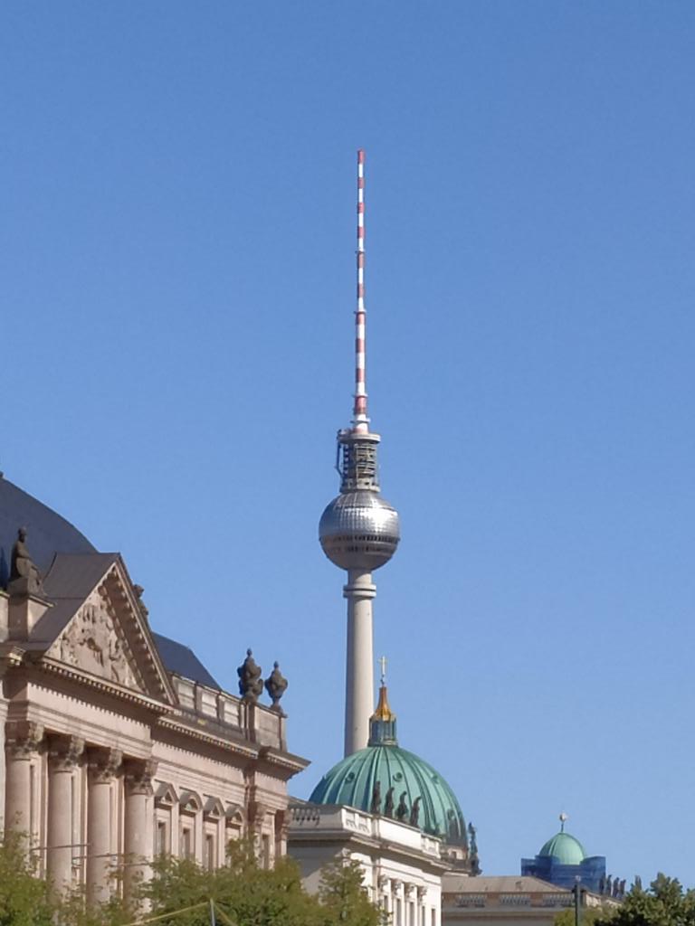 MassoTopo's tweet photo. Berlin wolkenlos 💙 https://t.co/w4JHe057nc