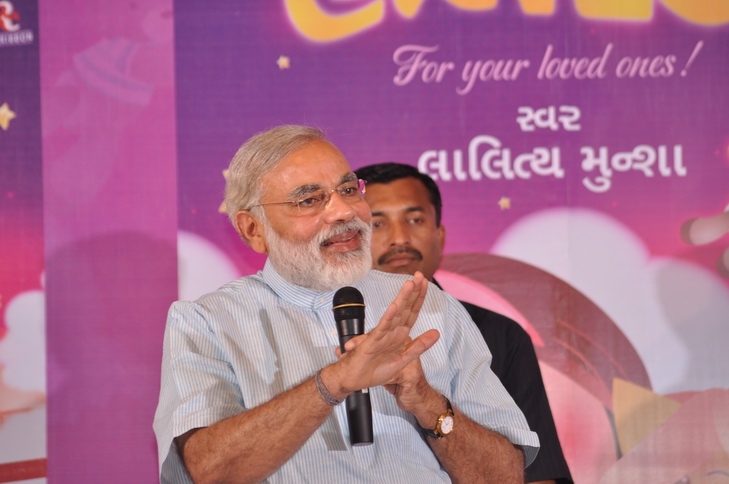 LalityaMunshaw's tweet photo. Sharing memories captured at the launch of my lullaby albums Halarda & Lori. It was a pleasure to have PM Narendra Modi ji at the launch.
#HappyBirthdayPMModi #NarendraModi #LalityaMunshaw #Halarda #Lori @mpparimal @PPBhaishri https://t.co/VSffNc37yX