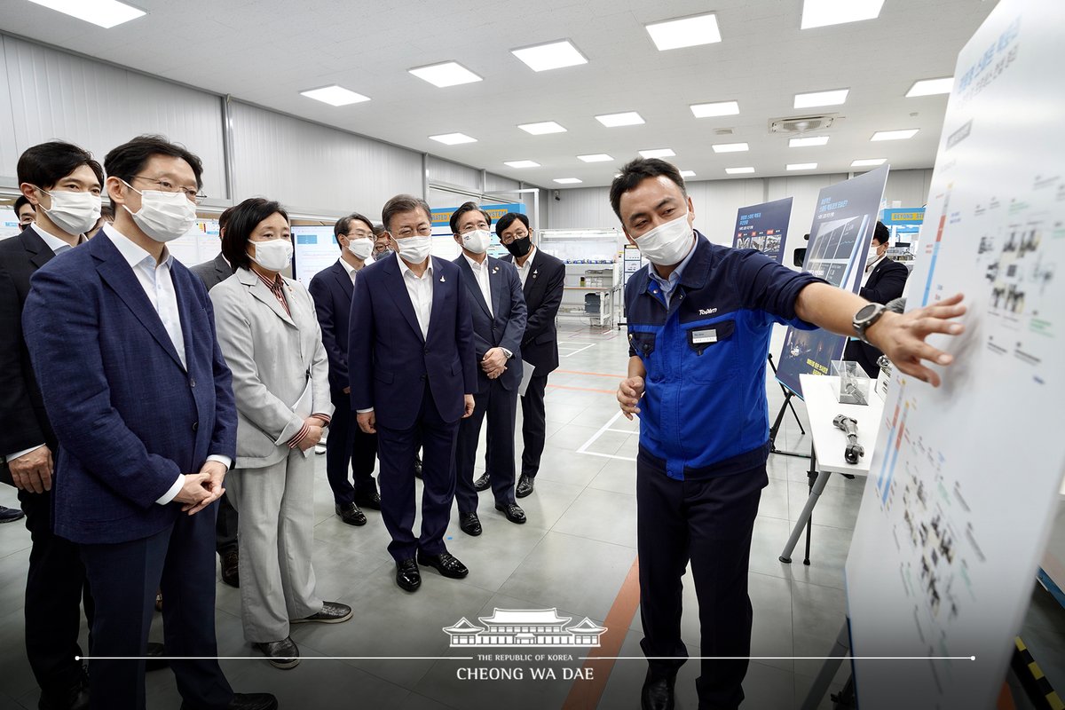 #한국판뉴딜 #4번째_현장
문재인 대통령은 한국판 뉴딜 네 번째 현장 방문으로 스마트 산업단지 조성의 출발점인 창원 국가산업단지를 찾았습니다. 대통령은 "스마트그린 산단은 추격형 경제에서 선도형 경제로 거듭날 제조업 혁신전략이자 우리 경제의 나침판이 될 것"이라고 말했습니다.