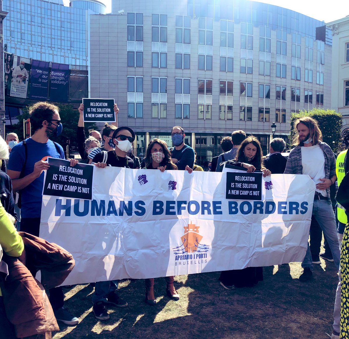 GGusciglio's tweet photo. Today people gathered in front of the #EuropeanParliament in solidarity and in support for refugees and people displaced from #MoriaCamp

We need a #relocation plan now, and show as an example a Union that respects and defends human dignity and #LeaveNoOneBehind ‼️ https://t.co/Q7uhrYObgO