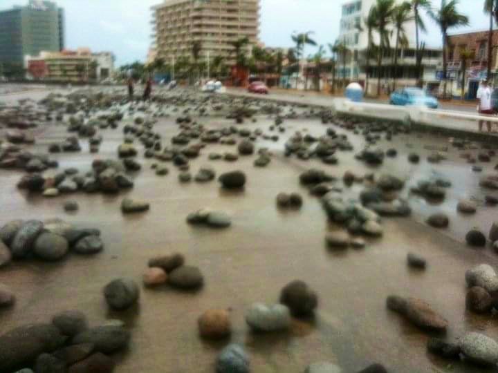 fotogarrido's tweet photo. Hace diez años recibíamos al huracán más destructivo que ha azotado el estado de #Veracruz, El #Karl.

Si mal no recuerdo, el ojo del huracán entró por El Farallón.

Aquí les comparto cuatro fotos que hice ese día.

¿Que hacían ese día?

Los leo...
Los leo... https://t.co/lsvyC4K5AP