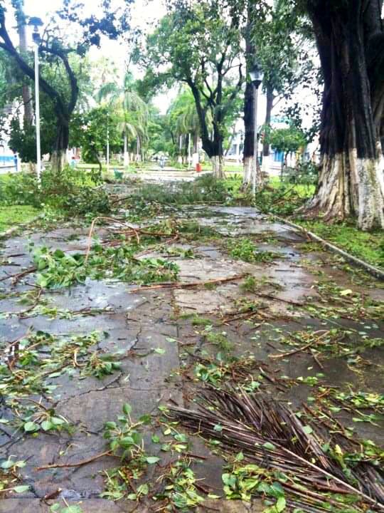 fotogarrido's tweet photo. Hace diez años recibíamos al huracán más destructivo que ha azotado el estado de #Veracruz, El #Karl.

Si mal no recuerdo, el ojo del huracán entró por El Farallón.

Aquí les comparto cuatro fotos que hice ese día.

¿Que hacían ese día?

Los leo...
Los leo... https://t.co/lsvyC4K5AP
