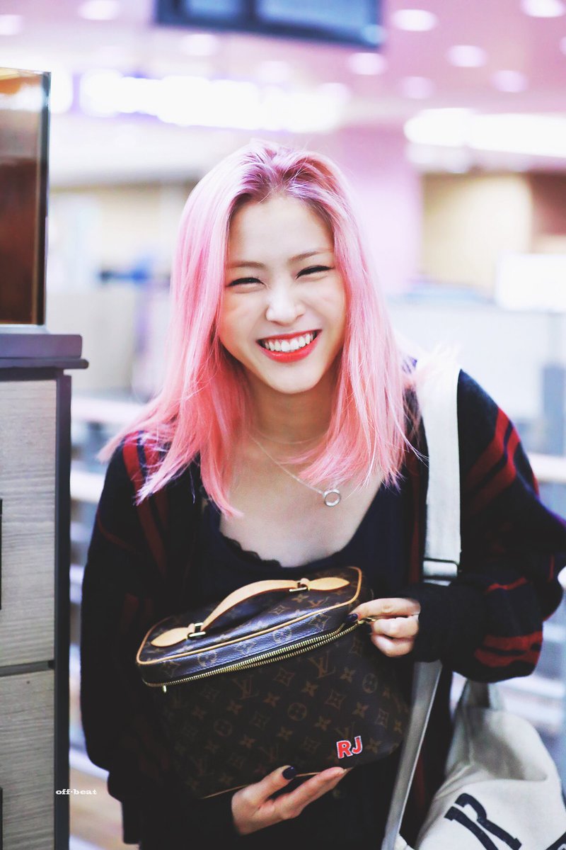 pingna1209's tweet photo. 류진아 너는 알까... 내가 1년전 이 가디건을 애타게 찾았다는걸...아무리 찾아도 안보이더라..... 오랜만이야...아직..잘입고다니네...☺️ https://t.co/J82q0x5GWK