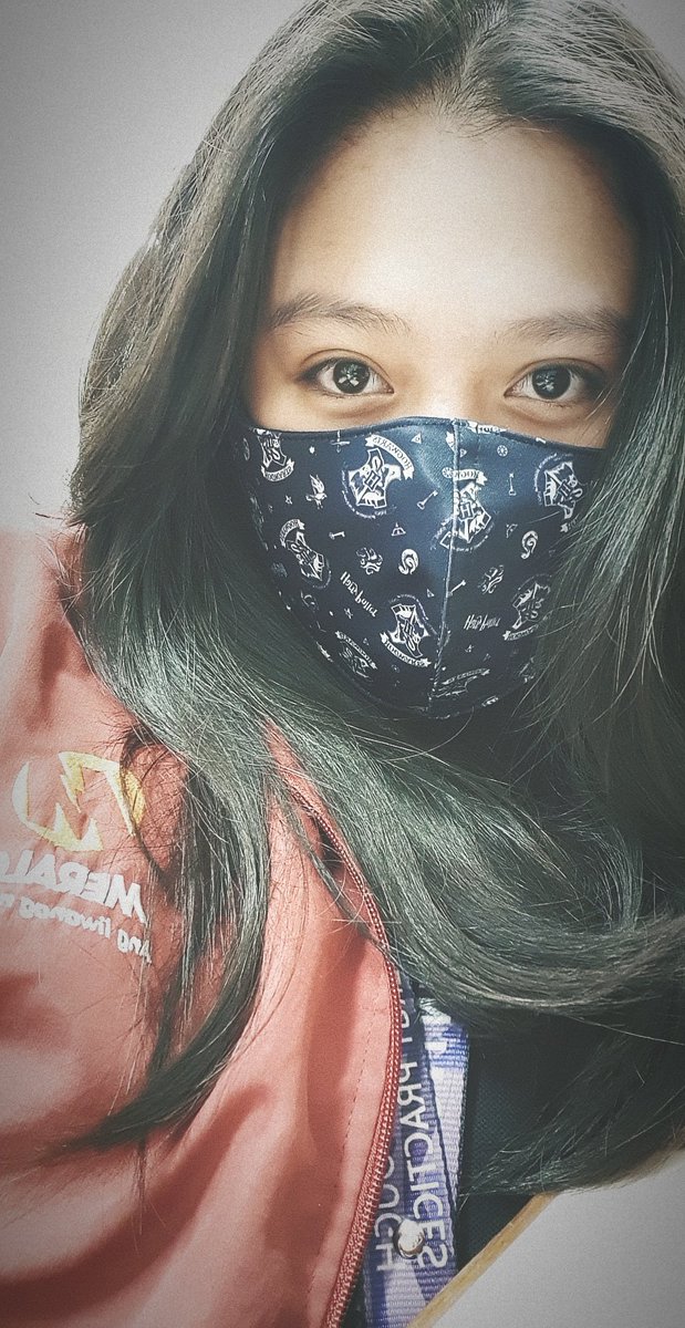 Engr_Saranghae's tweet photo. So I wore one of my HP masks collection coz I ran out of disposable mask. 😍💕
Pagandahan na lang talaga ng hair at mata ngayon. 😅 Buti na lang maganda din mask 😍
#NewNormal2020 #potterhead #HarryPotter #magicalmask https://t.co/BeA1SWXLB3 https://t.co/1fINHBTstF