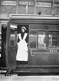 10/15 As WW1 progressed, women were hired as dining car attendants and given the opportunity to prove they were capable of doing a man’s job. Here are photographs from  @I_W_M and the Daily Record, showing female dining car attendants.  #NTiHoR