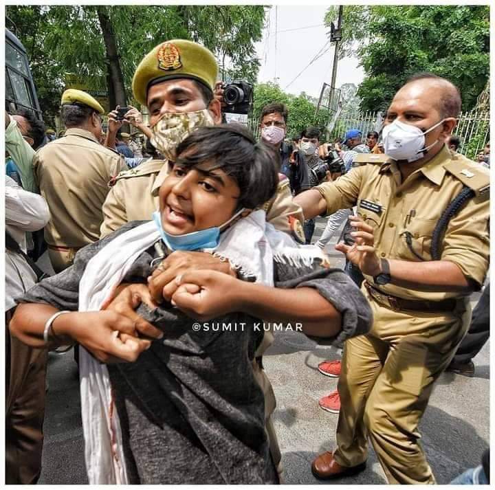 नीचता की हदें पार..😡😡

लड़की के स्तनों को भींचते हुए बेटी-बचाओ कानून का पाठ पढ़ाती यूपी पुलिस.!

घटनास्थल__लखनऊ विश्वविद्यालय 
17 sep #राष्ट्रीय_बेरोजगार_दिवस.!