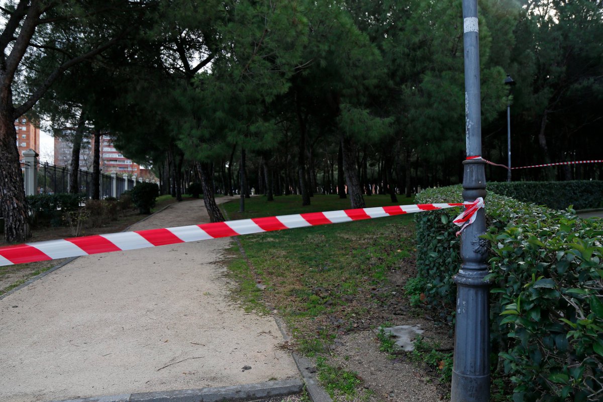 AytoMostoles's tweet photo. ⚠️ Ante la previsión de fuertes lluvias y vientos para esta tarde, se cerrarán de modo preventivo los principales parques de #Móstoles: El Soto, Prado Ovejero, La Rioja, Francisco Javier Sauquillo y Finca Liana. https://t.co/xEp584JnrH https://t.co/0qACw5Y1lv