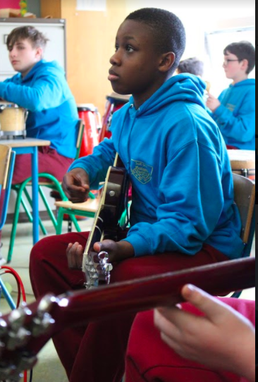 CMCIreland's tweet photo. And it's launched ... #GlobalCitizensTogether at #ScoilSanPhroinsias #Tirellan

Funded by @Education_Ire #PerCent4Art and delivered by @wall2wallmusic in association with @MGGalwaycity &amp; @CMCIreland w/support @GalwayCityCo #ArtsOffice

LINK TO MUSIC VIDEOS https://t.co/gTheTysspR https://t.co/bQ7w3hg6ie