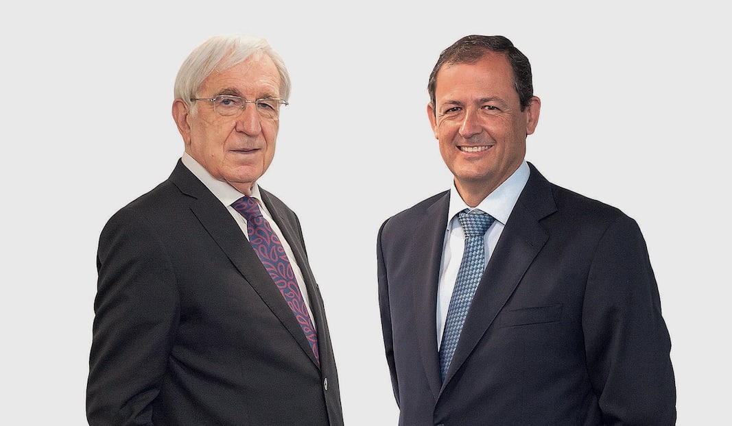 Fleet__People's tweet photo. Agustín García y José-Martín Castro Acebes: "El renting no tiene techo" / Léelo aquí— https://t.co/ml9ZTQfBDs #Entrevista #Fleetpeople #Portada #FP35 @AERenting_Vehic https://t.co/HQYUelbBR5