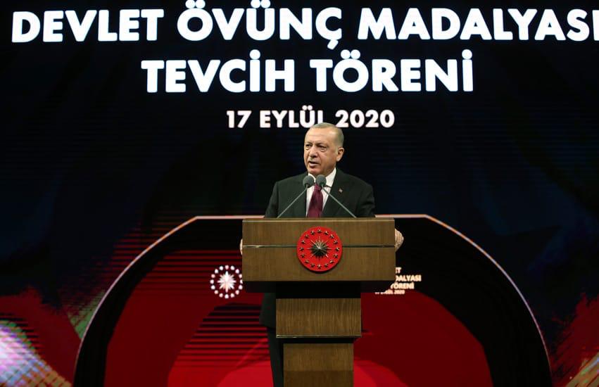 Cumhurbaşkanımız Sayın @RTErdogan'ın ev sahipliğinde düzenlenen Devlet Övünç Madalyası Tevcih Töreni'nde, canlarını ülkeleri için feda eden aziz şehitlerimizin yakınları ve gazilerimizle bir araya geldik. Bu vesileyle tüm şehitlerimize ve gazilerimize şükranlarımı sunuyorum. https://t.co/HptjeFpPa6