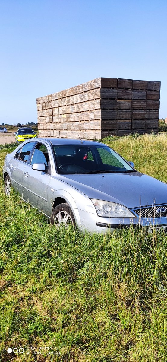 HumberbeatRoads's tweet photo. Vehicle failed to stop for @Humberbeat_NL officers in #Brigg and #Scawby area assisted by #Roadscrimeteam before he ran out of talent and crashed + took to his feet
Unfortunately for him two members of the public who witnessed his dangerous driving detained him👍👍
#teamwork
#79 https://t.co/oQtxoFxnqV