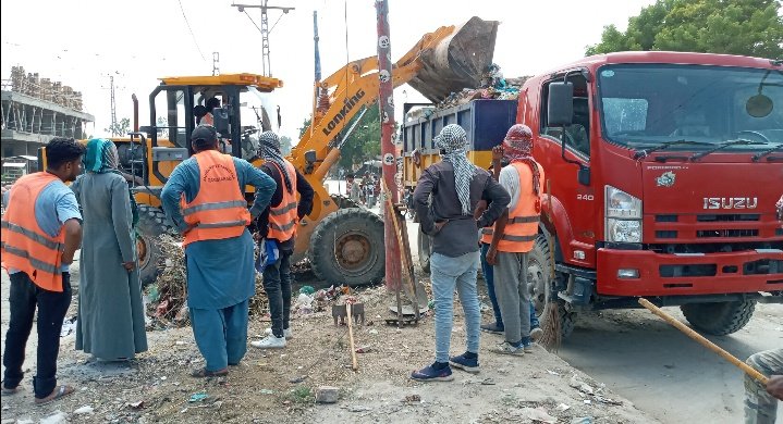 ActivitiesMCQ's tweet photo. 17.09.2020
@kashifshoroppp 
Today lifting #HeavyGarbage &amp; debris infront of Sheedi Goth by Sanitation Staff MC #QasimabadHyderabadps62. https://t.co/GNVNLrUAxR
