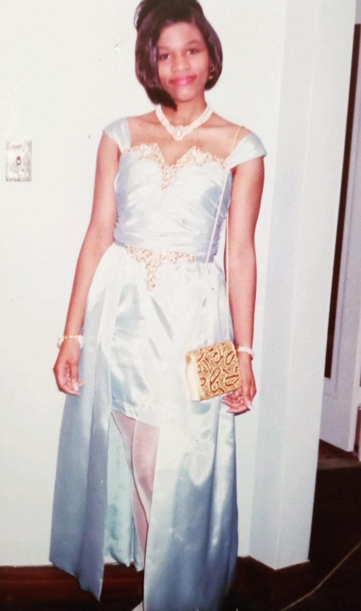 EricaMurphyTV's tweet image. #ThrowbackThursday pic from the very first prom I attended. Couldn't tell me I wasn't FINE! Also yall see that collarbone popping and tgat SNATCHED waist? 😂
#16yearoldErica #firstprom