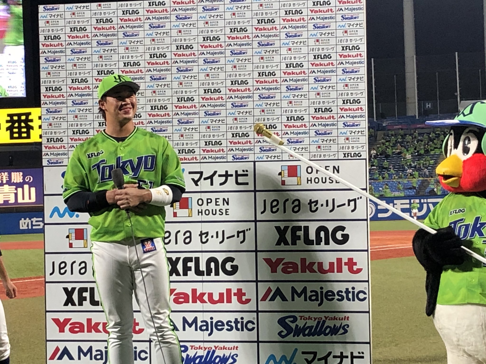 東京ヤクルトスワローズ公式 今日のヒーローインタビューは 初のお立ち台 プロ初ホームランを含む 2安打3打点の濱田選手 そして かける側ではなく 初のかけられる側の祝福のシャワー Swallows T Co Zk8sg2qirw Twitter