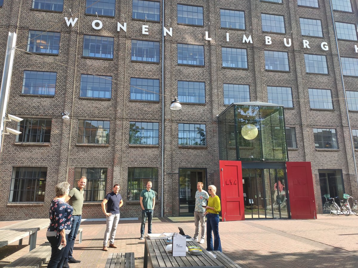 Jammer dat je bij ons <a href="/wonenlimburg/">Wonen Limburg</a> weggaat,  <a href="/MarcoTax1983/">Marco Tax</a>! 
T was een mooie tijd met jou: bedankt 👍. Veel succes en fun als manager #Vastgoed bij <a href="/Woningbelang/">Woningbelang</a> Valkenswaard.