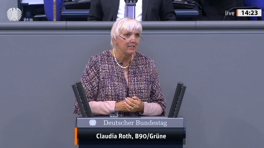 GrueneBundestag's tweet photo. Am härtesten trifft die Klimakrise den Globalen Süden – und damit just jene Regionen, die historisch am wenigsten zur Erderwärmung beigetragen haben. 
Darum: Die Klimakrise ist auch und vor allem eine Krise der globalen Gerechtigkeit. - Claudia Roth https://t.co/JQqR4zOhV3