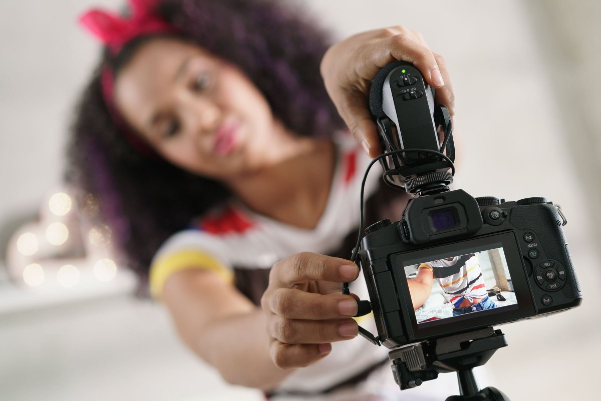 While the process of creating a video has been so much simplified, creating video content that is valuable and commands attention can be daunting.In this thread, we’ll show you some tips that can help you create more valuable and engaging video content.