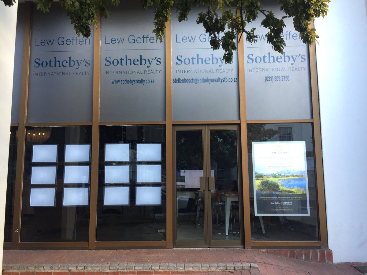 ✨VitrineMedia South Africa wishing all our customer lots of sales and successes- #tripdownmemorylane Sotheby's Stellenbosch #visualcomunication #marketing #windowdisplay #LEDdisplay Be seen, raise your profile and stand apart from your competition