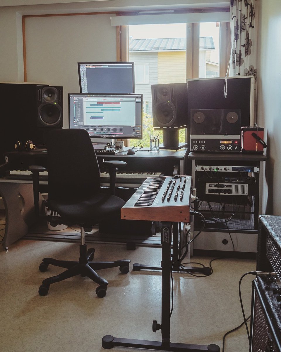 J_MLindeMusic's tweet image. These bedroom studios are getting smaller...So...does that mean that I haven&apos;t sold out yet?

#bedroomstudio #sequentialcircuits #sequentialinstruments #rolandmicrocube #revoxa77 #tapemachine #zaorstudiofurniture #composer #producer #englamps #twonotesaudio #rmeaudio