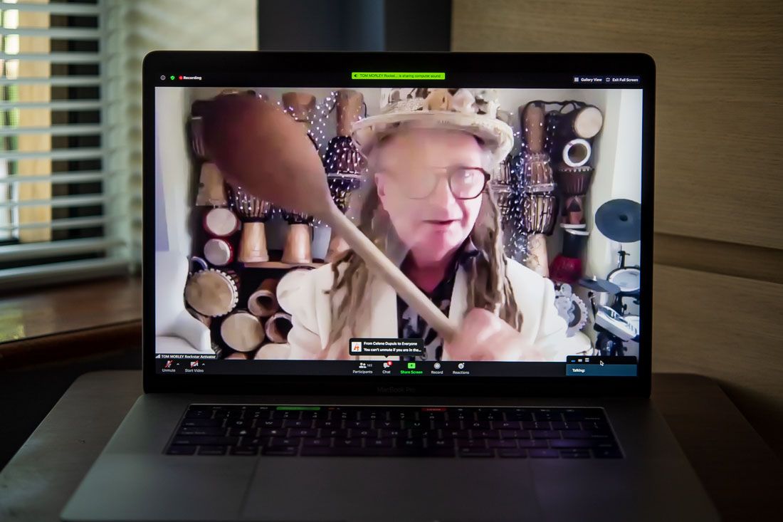 SHOW OFF THE BELLS AND WHISTLES OF YOUR PRESENTATION IN YOUR PHOTOS
For more info on virtual photos that land you more speaking gigs, sign up for my blog bit.ly/30vHaGf #yeahabsolutely #sharemagicalideas #personalbrand #speakerprof #eventprof #speakerlife #NSA #ZOOM