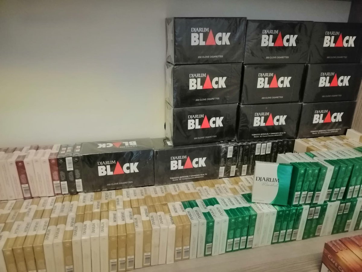 Doublefusioon's tweet photo. Djarum çeşitleri stoğumuzda mevcuttur Fiyat için mesaj atınız :) #kentswich #doublefusion #cigaretteshop #freeshop #djarumblack #djarum #mentöllüsigara #marlboro #marlboromentollu #toscanello #heets #heetsermeni #heetstr #heetstürkiye https://t.co/noFRumq3cH