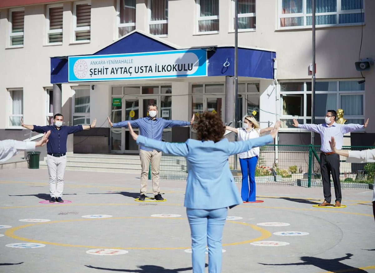 ziyaselcuk's tweet photo. Oyun, bizim en etkili öğrenme aracımız. Oyundan vazgeçmemek için “Temassız Oyunlar” kitapçığını hazırladık öğretmenlerimize. Meslektaşlarımızla denedik. Çocuklar okula başladığında oyun onların hakkı olacak, onlar gelene kadar kendi aramızda oynayabiliriz. :-) https://t.co/RQ0SWHV6p2