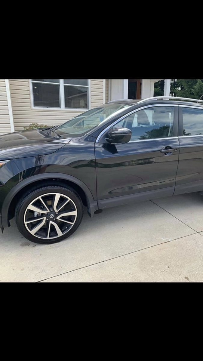 bixxy3's tweet photo. For anyone that lives in Painesville or near my sisters car was stolen out of her back yard last night. Back bumper is most likely smashed since they broke down the gate with it to get out. Please let me know if you see or know this slime ball. https://t.co/zUrSLxsjNO