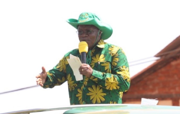 HabariSwitch's tweet photo. "Naomba Watanzania na Wakimbizi tuishi kwa amani, Kibondo na Kigoma tuitunze amani yetu, Tanzania ni Nchi yenye amani, Kibondo Wakimbizi wapo muwaulize kwanini wametoka kwako wamekuja Kibondo?, tena wengine wanajifanya ndio Wanasiasa wazuri wanaopiga kelele "

 JPM-KIBONDO-KIGOMA https://t.co/YU0B9XJWKj