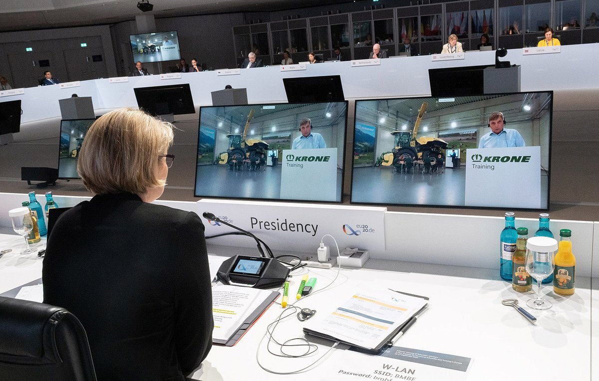 bmftr_bund's tweet photo. Wie kann digitaler und hybrider Unterricht in der beruflichen Bildung gelingen? Darüber sprachen die EU-BildungsministerInnen u.a. mit Lehrkräften und SchülerInnen der @bbsbrinkstr sowie mit einem Ausbildungsbetrieb aus der Region. @IHK_OS_EL_GB @ZDH_news  @EU2020DE https://t.co/wSivOuXUQ3