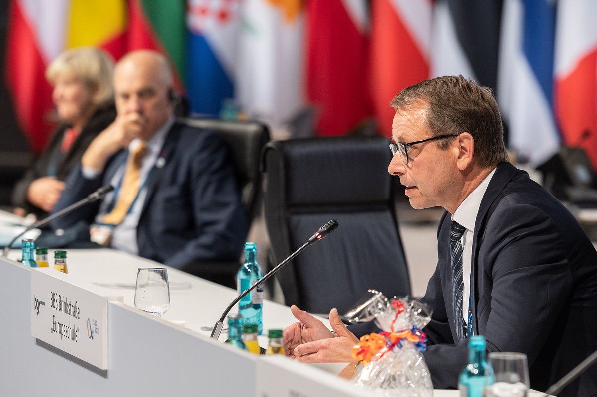 bmftr_bund's tweet photo. Wie kann digitaler und hybrider Unterricht in der beruflichen Bildung gelingen? Darüber sprachen die EU-BildungsministerInnen u.a. mit Lehrkräften und SchülerInnen der @bbsbrinkstr sowie mit einem Ausbildungsbetrieb aus der Region. @IHK_OS_EL_GB @ZDH_news  @EU2020DE https://t.co/wSivOuXUQ3