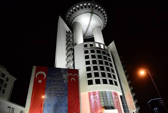 1966Tue's tweet photo. Milliyetçi Hareket Partisi;
Ufkun karardığı yerde son ümit ışığıdır.
Türk milletinin son kalesi, son direniş burcudur.
Çarenin tükendiği yerde son kurşundur.mhp Türk'ün son kalesidir. https://t.co/A3vwuh8Q2o
