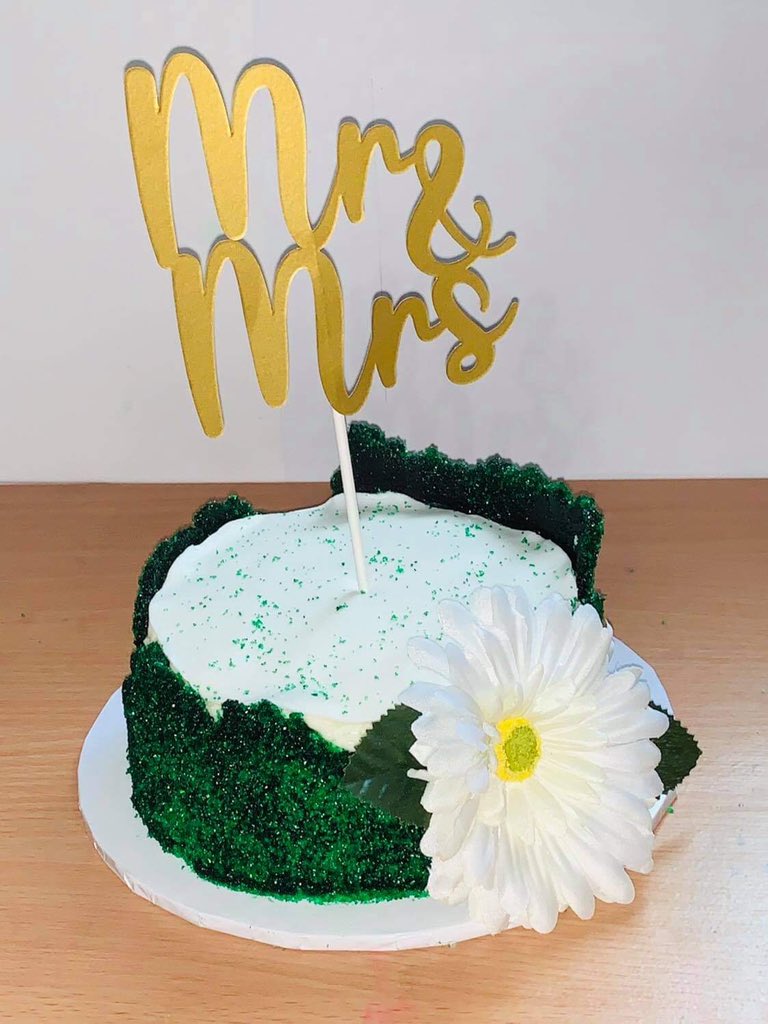 Something glittery 😍✨. 

#buttercake  #glitterycake #homemade #kekbutter #cake #birthdaycake #cakes #kekmarble #cheesetart #buttercakes #keksedap #avasmallbuttercakes #foodporn #browniessedap #dessert #creamybutterkiss  #butterscotch #butternut #kekcoklatmoist #marmercake