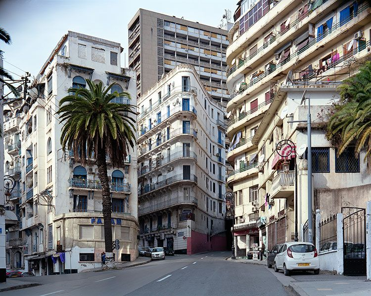 This time, we will be starting at the Grande Poste and walking all the way up to the Hôtel Aurassi, looking at some buildings before and after independence. And when I say up, I mean up: the steep climb matters to this story