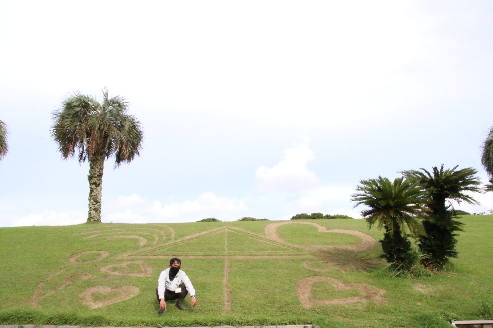 宮地 秀作 鹿屋 芝生にビーバー 刈払い機 を使って絵を描いて 沢山の人が見に来てくれています なので かのやへきてくれありがとう の意味を込めて ようこそかのやへ と言うウェルカムの芝生絵アートを増やしました 鹿屋市へ来た記念の写真を撮っ