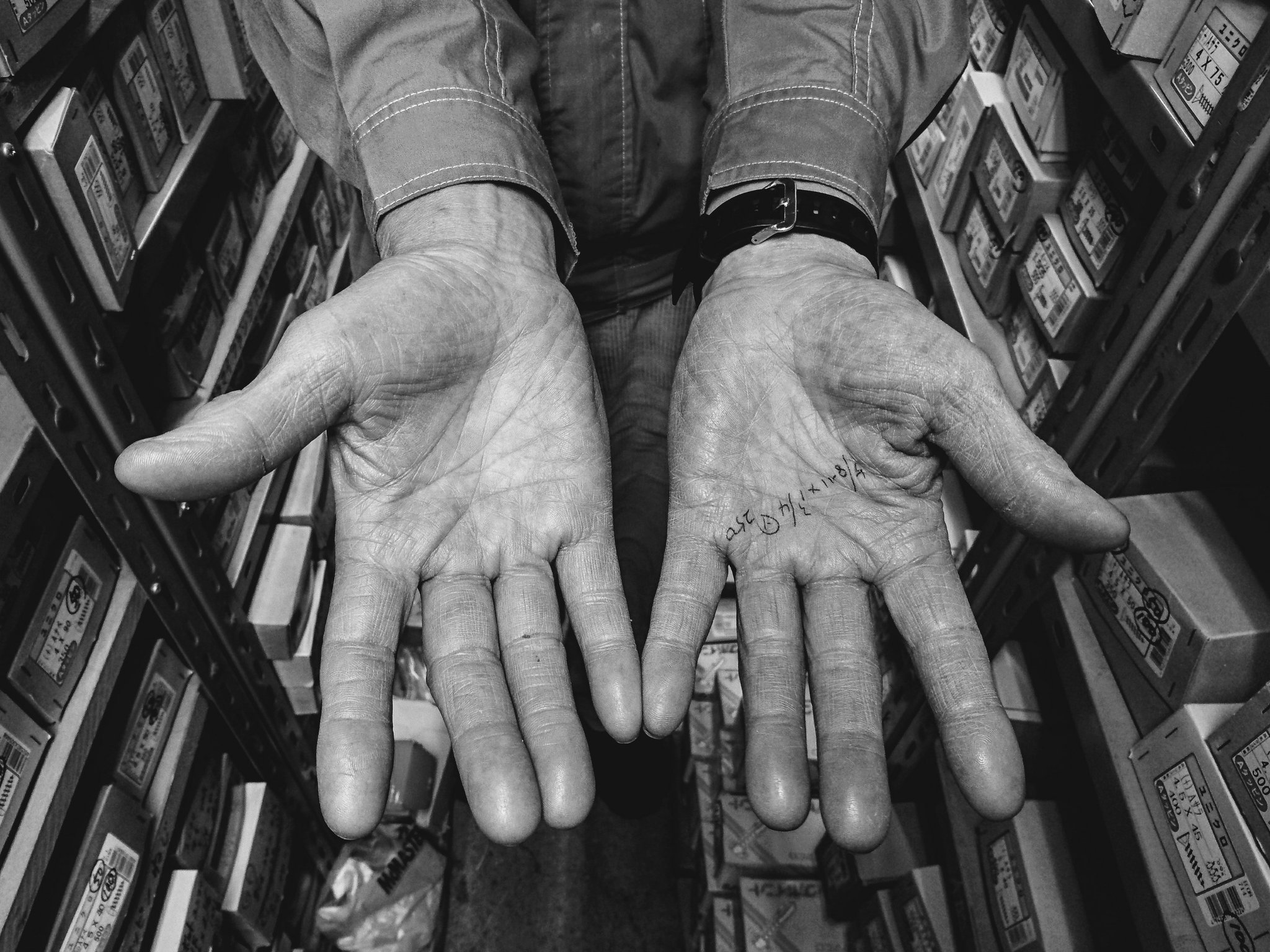 三和鋲螺 父の手 ねじのイラストを生み出した手 ねじ屋一筋54年の手 ねじの感覚が手のひらに染み込んでる手 カサカサでゴツゴツの大きい手 かっこいい手 T Co Cseykwqk8j Twitter
