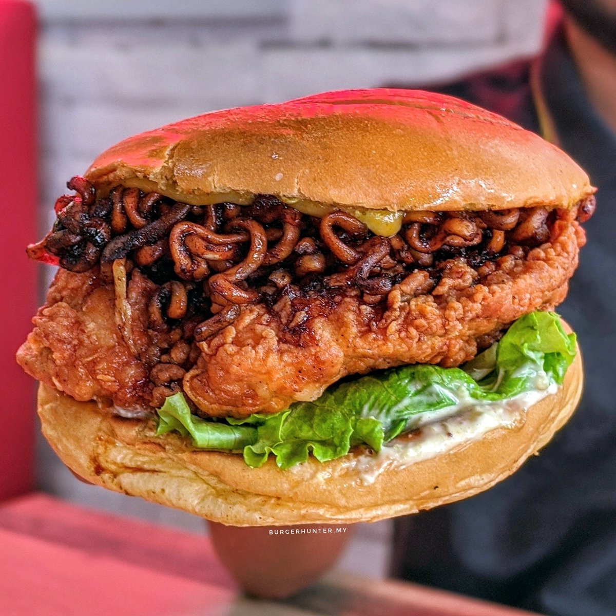 BurgerhunterMY's tweet photo. Inspired from Parasite movie, KGB buat burger ramen bermula 15 Sep 2020. Bagi peminat ramen dan pedas kena tryyyyy 🥵🤕🤒 https://t.co/O9FaJblCUa