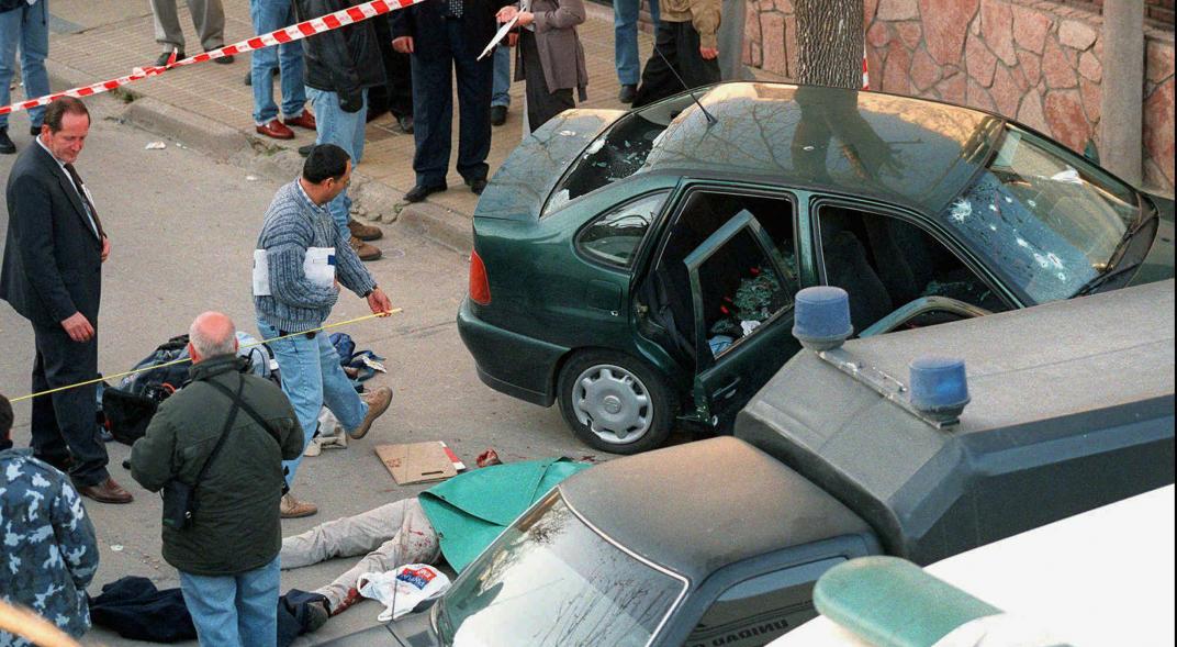 La masacre que marcó un antes y un después en las tomas de rehenes 

200 balas en 37 segundos. La “maldita” policía. La TV transmitiendo en vivo la matanza. Rehenes asesinados y hasta un “suicidio”. Un día como hoy, pero de 1999, ocurría la masacre de Ramallo, y acá te lo cuento.