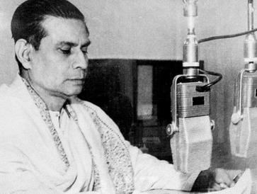 इसमें सबसे लोकप्रिय रेडियो प्रोग्राम कोलकाता से श्री वीरेन्द्र कृष्ण भद्र का महिषासुरमर्दिनी स्तुति को प्रसारित किया जाता है। यह कार्यक्रम ऑल इंडिया रेडियो पर सन 1929 से लगातार प्रसारित किया जा रहा है। परंतु सन 1962 से इस स्वरूप में बदलाव कर दिया गया है।