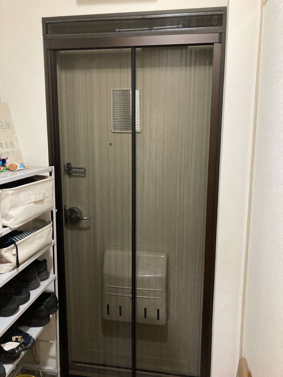 Minesota 玄関網戸を導入しました ラジオcmでも有名な川口技研の ノーカットロータリー網戸 2 は両面テープで固定するので賃貸でも安心して取り付けできます 玄関の両側に枠をつけて金鋸でカットして上下を囲み 網をセットするだけ ワンタッチで網戸が Minesota 玄関網戸を導入しました ラジオcmでも有名な川口技研の ノーカットロータリー網戸 2 は両面テープで固定するので賃貸でも安心して取り付けできます 玄関の両側に枠をつけて金鋸でカットして上下を囲み 網をセットするだけ ワンタッチで網戸が